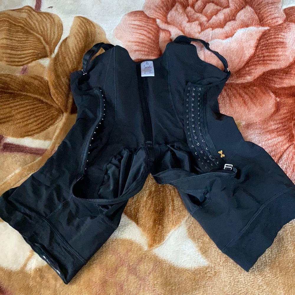 Sol beauty 100% Colombian faja. 2xl bottom, medium top corset! One piece